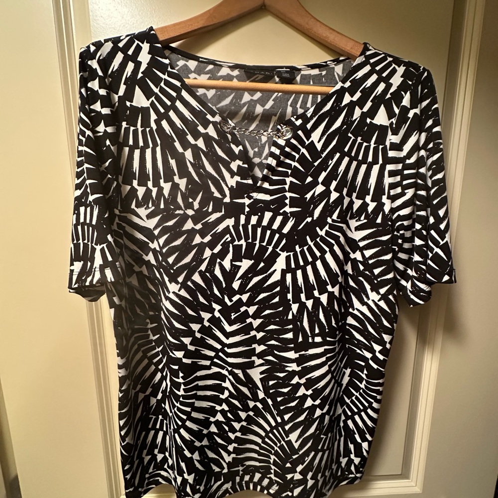 Tahari Black and White Abstract Short Sleeve Top